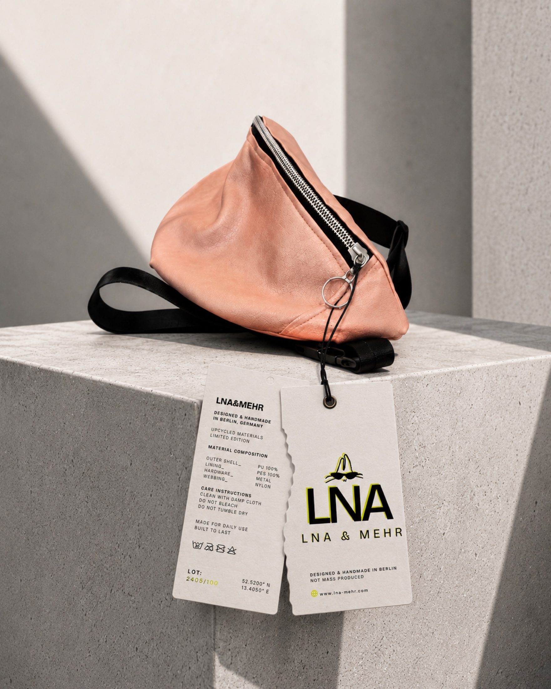 Riñonera artesanal de LNA & MEHR con etiquetas de producto